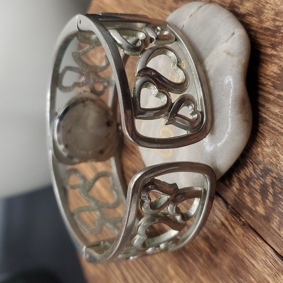 B2727 vintage Claire's heart scroll cuff bracelet needs batteries - Picture 3 of 3